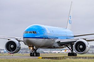 Boeing 777-200 de KLM en route vers la piste d'atterrissage. sur Jaap van den Berg