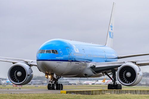 KLM Boeing 777-200 auf dem Weg zur Startbahn.
