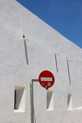 Verkehrsschild gegen weiße Wand, Fenster, Schatten
