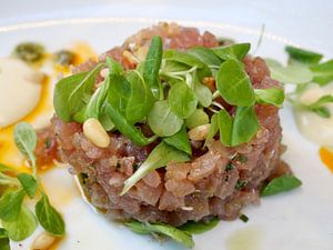 Tonijntartaar met veldsla en pijnpoompitjes