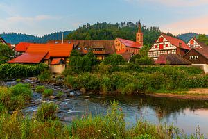 Fachwerkhäuser in Schiltach bei Sonnenaufgang