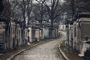 Slingerend weggetje op begraafplaats Père-Lachaise in Parijs