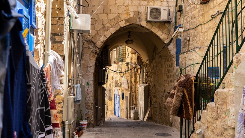 Straatje in de Arabische wijk in de oude stad van Jeruzalem van Jessica Lokker