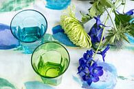 Twee gekleurde water glazen in de tinten blauw en groen van Idema Media thumbnail