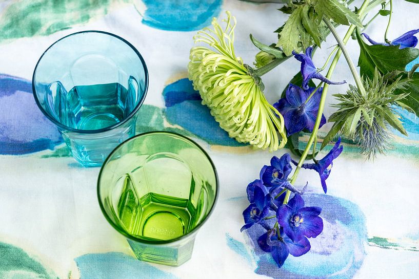 Twee gekleurde water glazen in de tinten blauw en groen van Idema Media