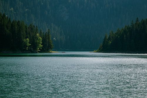 Ruderboot auf dem Schwarzen See in Zabljak, Durmitor, Montenegro. Ruhiges Plätschern in der bedrohlichen Umgebung.