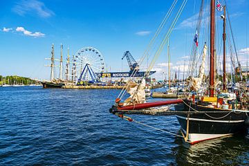 Zeilschepen op de Warnow tijdens de Hanse Sail in Rostock van Rico Ködder