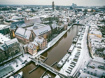 Zwolle besneeuwde Thorbeckegracht tijdens een koude winterochtend