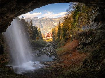 Giessbachwatervallen in de herfst van Philipp Hodel Photography