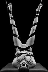 Bound Beauty - Très belle femme nue en esclavage attachée avec du ruban adhésif #7015