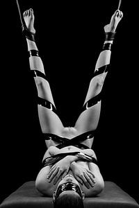 Bound Beauty - Très belle femme nue en esclavage attachée avec du ruban adhésif #7015 sur Photostudioholland