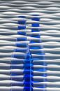 Blauwe glazen fles met achtergrond van golven van Lisette Rijkers thumbnail