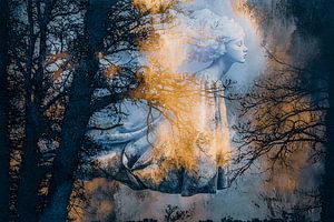 De dame reist door de lucht en de bomen.