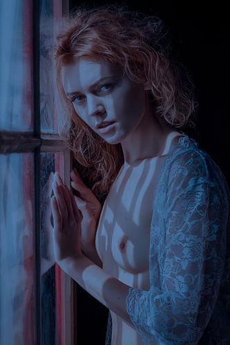 Topless bij het raam