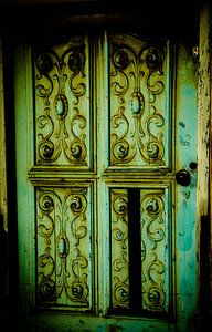 Groene oude brocante deuren. van Tonny Visser-Vink