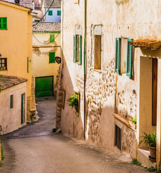 Straat in het oude mediterrane dorp Banyalbufar op Mallorca