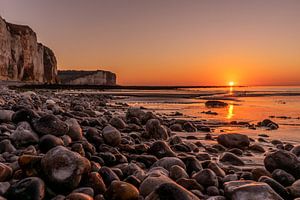 Coucher de soleil sur une plage de galets en Normandie
