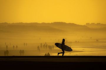 Surfer rennend voor de massa van Bart Hageman Photography
