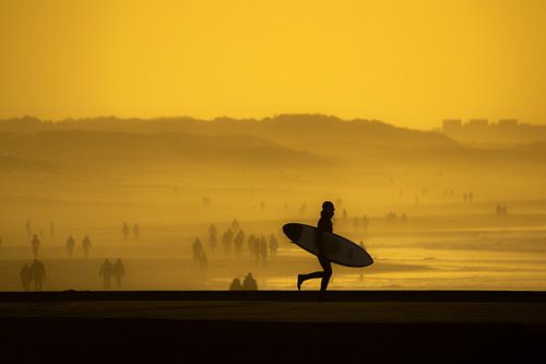 Surfer, der für die Massen läuft