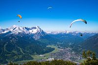 Paraglider über Garmisch Partenkirchen