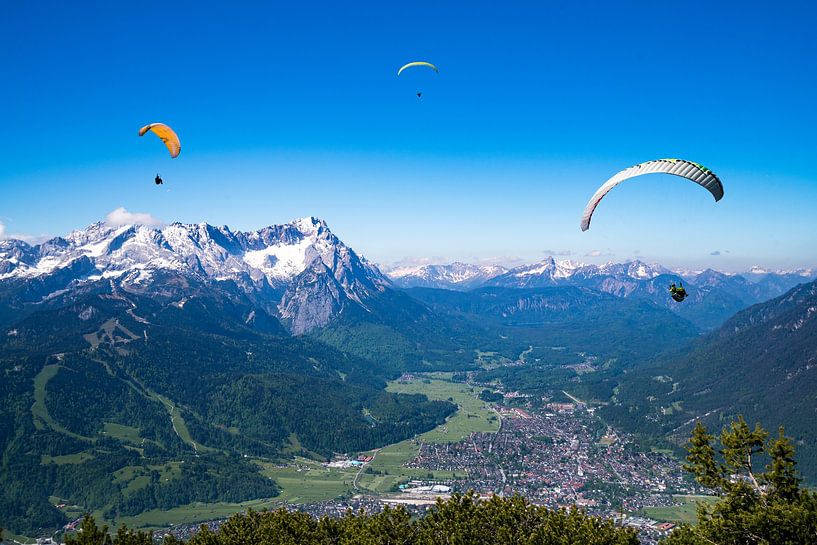 Paraglider über Garmisch Partenkirchen von Urlaubswelt