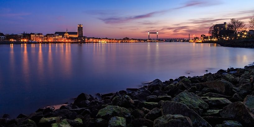 Skyline von Dordrecht bei Sonnenuntergang von Zwijndrecht aus von Tux Photography