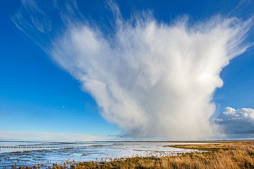 Wolken  boven Waddenzee bij Holwerd tijdens laag water