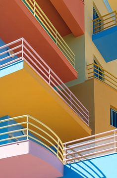Bâtiments colorés à Albufeira, Portugal sur Truus Nijland