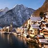 Hallstatt in Oostenrijk in de sneeuw in de winter van iPics Photography