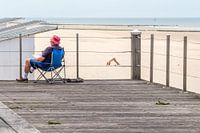 Boekje lezen aan de Belgische kust