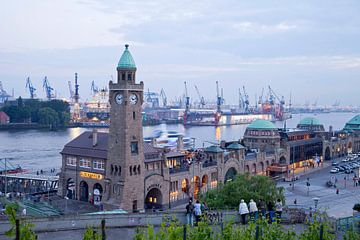 St. Pauli en de haven van Hamburg van Peter Schickert