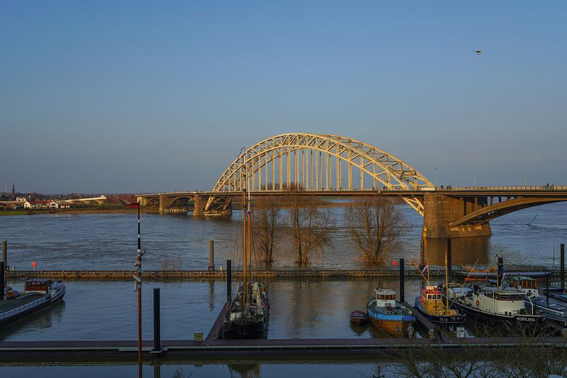 Hoog water in Nijmegen van Alice Berkien-van Mil