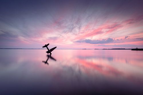 Monument oorlog vliegers van een neergestort vliegtuig Veluwemeer tijdens zonsondergang