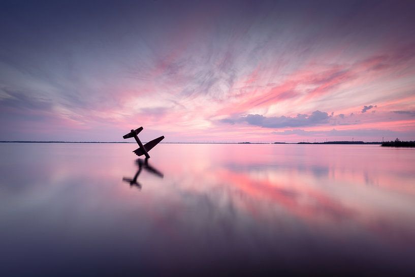 Monument oorlog vliegers van een neergestort vliegtuig Veluwemeer tijdens zonsondergang van KB Design & Photography (Karen Brouwer)