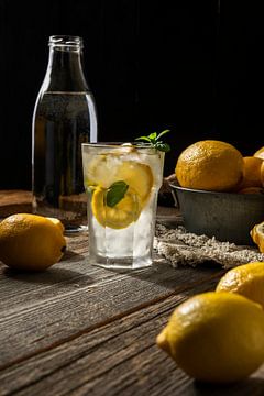 limonade met verse citroenen op houten achtergrond