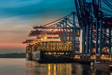 Containerschiffpoesie im Abendlicht von Sabine Wagner