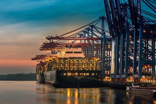 Containerschiffpoesie im Abendlicht von Sabine Wagner