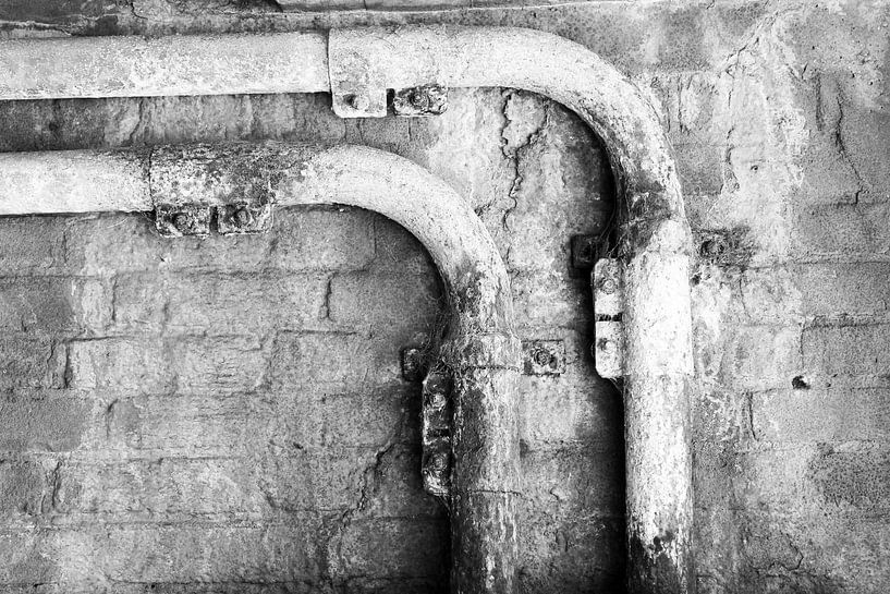 Minimalisme Kunst Fotografie Roestige Buis Zwart-Wit van Hendrik-Jan Kornelis