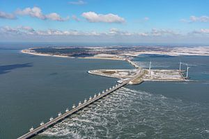 Gedeelte van de Oosterscheldekering vanuit de lucht gezien. van Jaap van den Berg