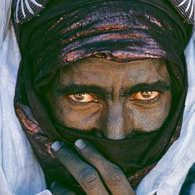 Sahara woestijn.  Portret van Toeareg man. van Frans Lemmens