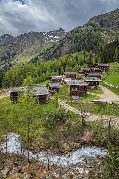 Hutten op de Oberstalleralm (1.870 m) met Villgratenbach, Villgratental van Christian Müringer