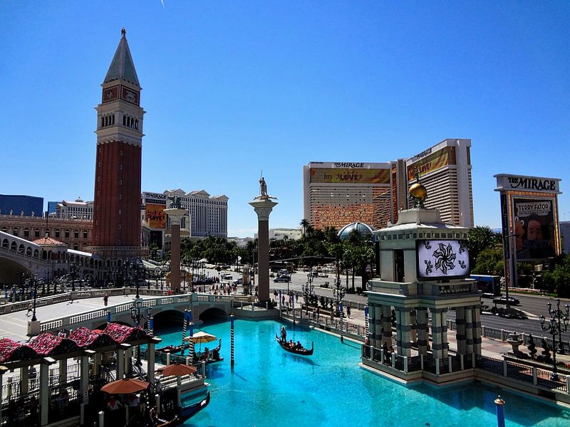 Las Vegas by Hello Pompoyo