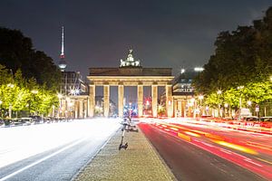 Brandenburger Tor Berlin mit fernsehturm und Lichtspuren