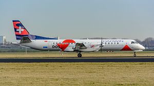 Eine Saab 2000 der Swiss ist soeben auf der Landebahn der Polderbaan gelandet und rollt zum Terminal