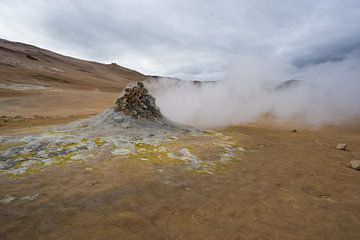 Islande - Une puissante fumerolle pousse du gaz et du sulfure d'hydrogène hors du sol sur adventure-photos