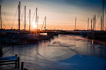 Der Hafen an der Eemnessersluis von Carina Calis