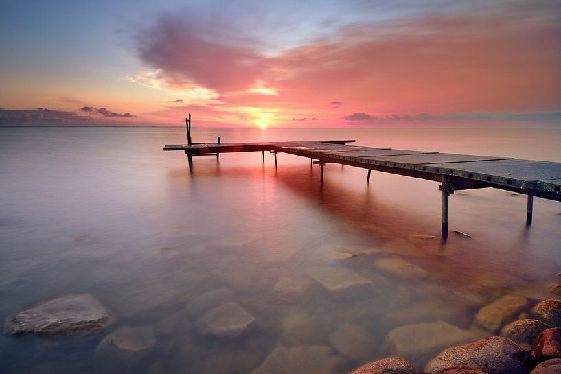 Steiger bij zonsopkomst van John Leeninga