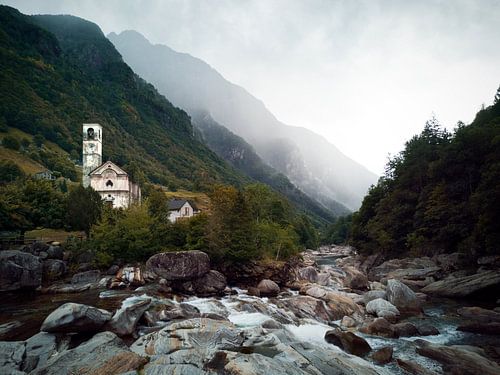 Valle Verzasca in der Schweiz - Fluss und Kirche