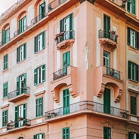 Pink building in Naples, Italy | colourful travel photography by Studio Rood