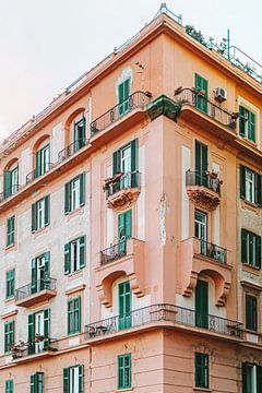 Roze gebouw in Napels, Italië | kleurrijke reisfotografie van Studio Rood